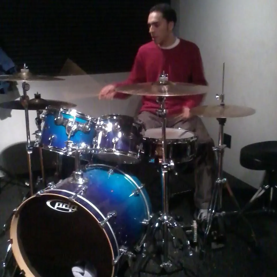 Edwin Betancur drumming